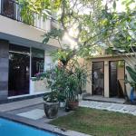 Charming 3-Bedroom Tropical Villa with Enclosed Living and Garden in Babakan - 10 Years Lease