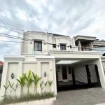 Luxury 3-Bedroom Modern House with Large Swimming Pool and 2 Cars Garage in Renon, Denpasar - Yearly Rental