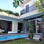 Charming 3-Bedroom Tropical Villa with Enclosed Living and Garden in Babakan - Yearly Rental