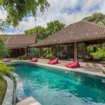 Charming 5-Bedroom Joglo-Style Villa with Private Pool and Spacious Garden in Umalas - Monthly Rental
