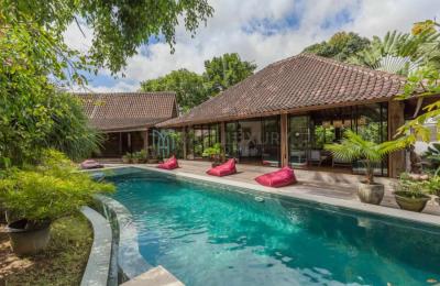 Charming 5-Bedroom Joglo-Style Villa with Private Pool and Spacious Garden in Umalas - Monthly Rental