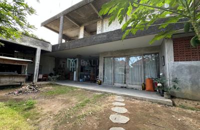 3-Bedroom Semi-Furnished House with Garden and Rooftop View in Munggu - Leasehold